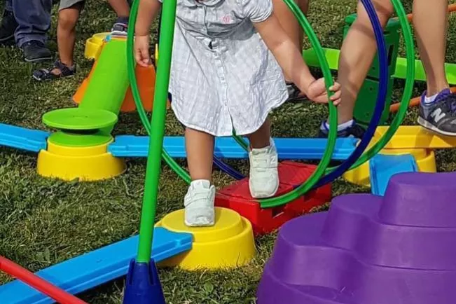 Zwei kleine Kinder auf einem Bewegungsparcours