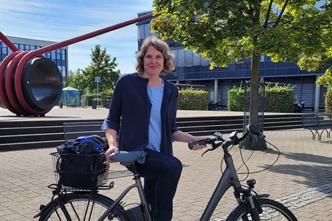 Nachhaltigkeitsmanagerin_Stephanie_Lorek_mit_Fahrrad