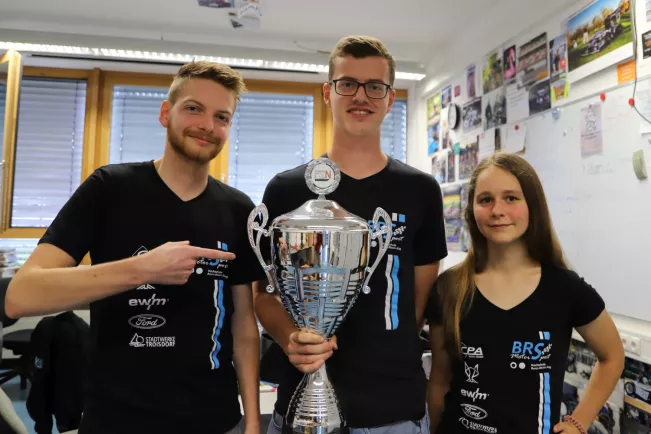brs motorsport slezak roethgen schmidt mit pokal 20190927 foto juri kuestenmacher 20 cut