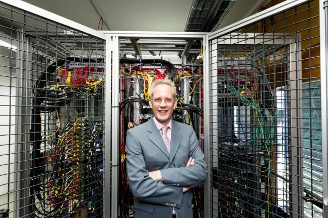 Prof. Dr. Dirk Reith im Server-Raum