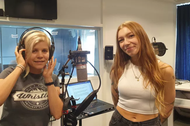 Bluedot Radio Moderatorinnen Studentinnen Katrin Berchner und Carmen Liebich