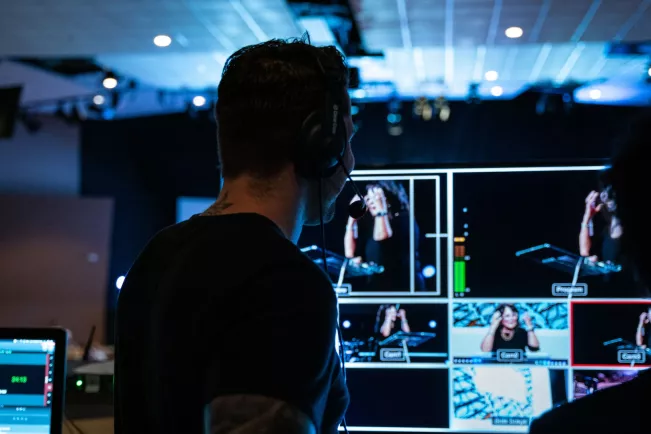 Mann im Studio_carlynn alarid via unsplash
