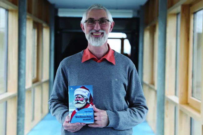 Prof. Dr. Wolfgang Heiden mit seinem Buch "Glaubst Du an den Weihnachtsmann"