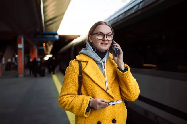 Symbolbild_Studentin-Zug_OEPNV_Semesterticket