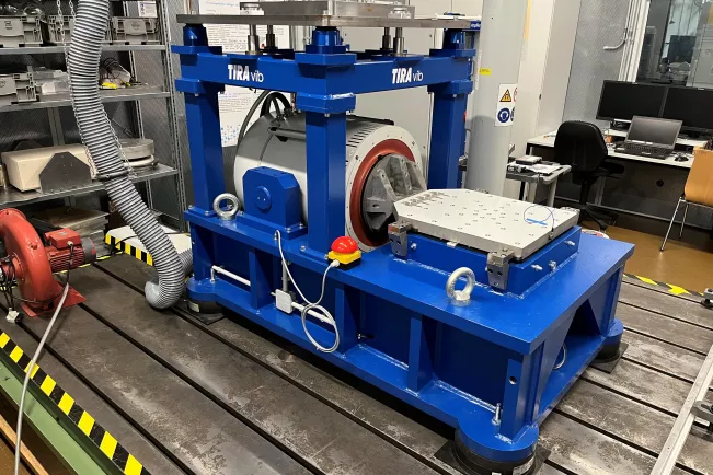 Dynamiklabor_Schwingungsprüfanlage TV56263