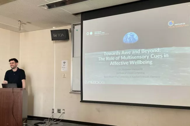 Dr. Alexander Marquardt stellt im NAIST-Japan Ergebnisse zum DAAD-PPP Projekts 'Multisensory Cues to Evoke Emotional Responses and Awe in Virtual Reality' vor