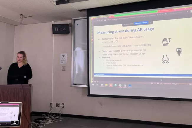 Melissa Steininger (H-BRS) stellt im NAIST-Japan Ergebnisse zum DAAD-PPP Projekts 'Multisensory Cues to Evoke Emotional Responses and Awe in Virtual Reality' vor