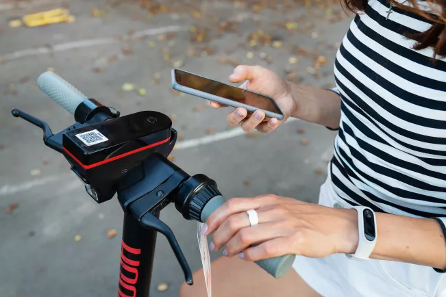Shared_Mobility_EScooter_Smartphone_Symbolbild