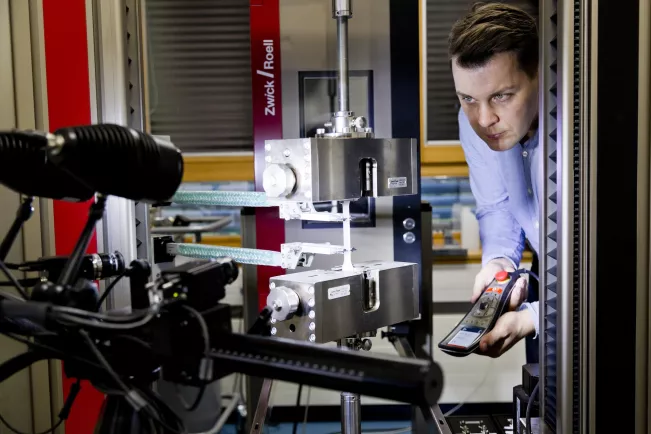 Werkstoffkunde Universalprüfmaschine mit Temperierkammer