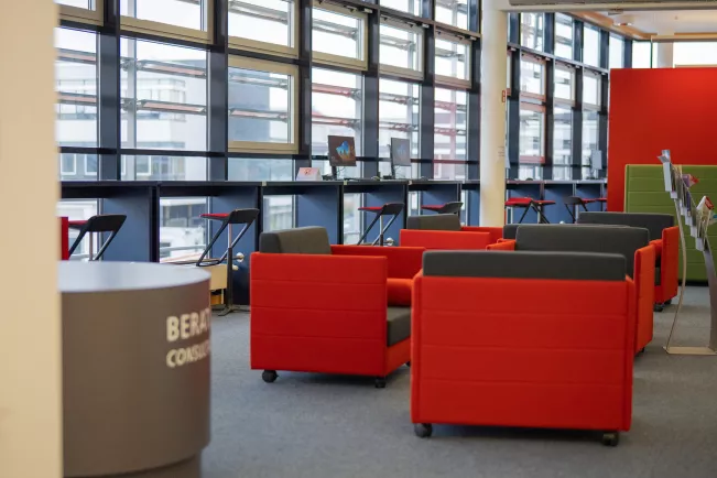 Bibliothek Rheinbach rote Sessel