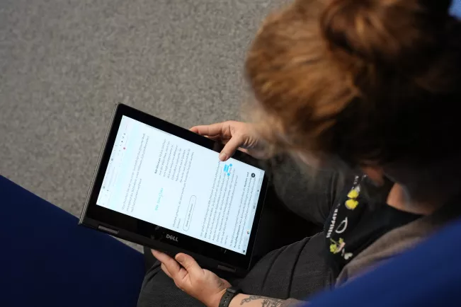 Studentin liest am Tablet