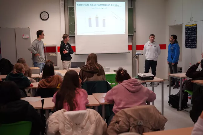 Studierende Lueftungsanlagen Schule IWK 26012024 Foto Pascal Schroeder 01.JPG