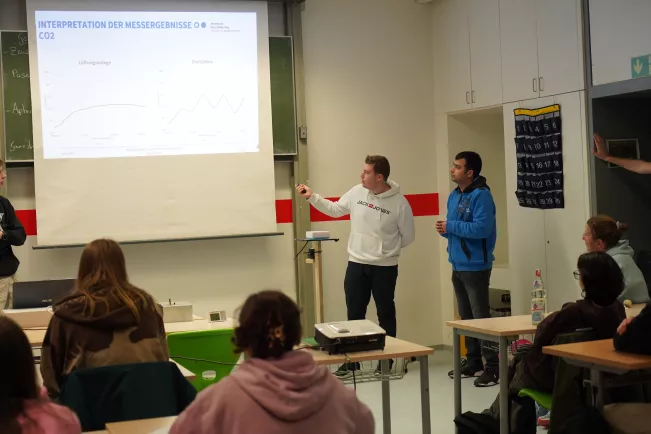 Studierende Lueftungsanlagen Schule IWK 26012024 Foto Pascal Schroeder 02.JPG