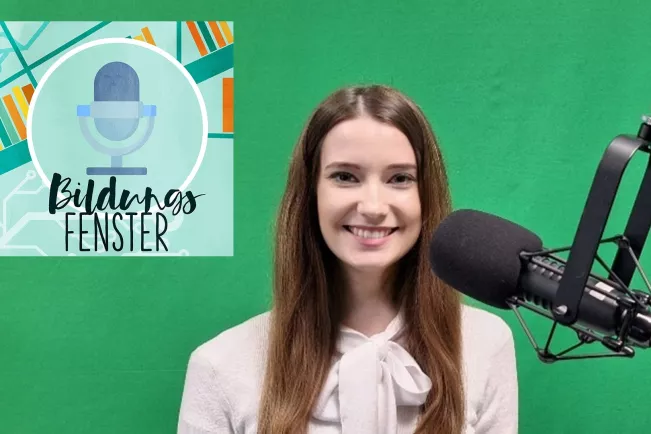 Christina Kaiser im Podcaststudio mit Bildungsfenster Logo 2024