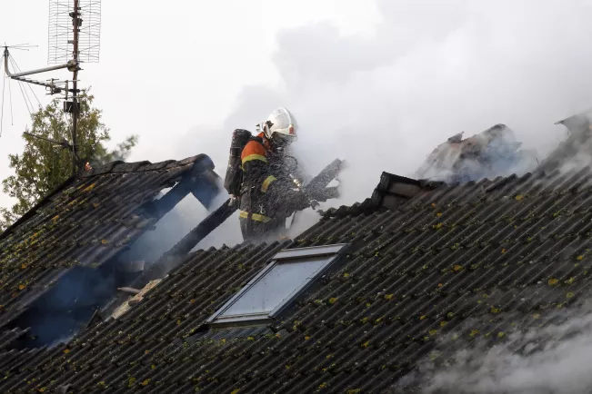 Symbolbild Feuerwehrmann in brennendem Haus