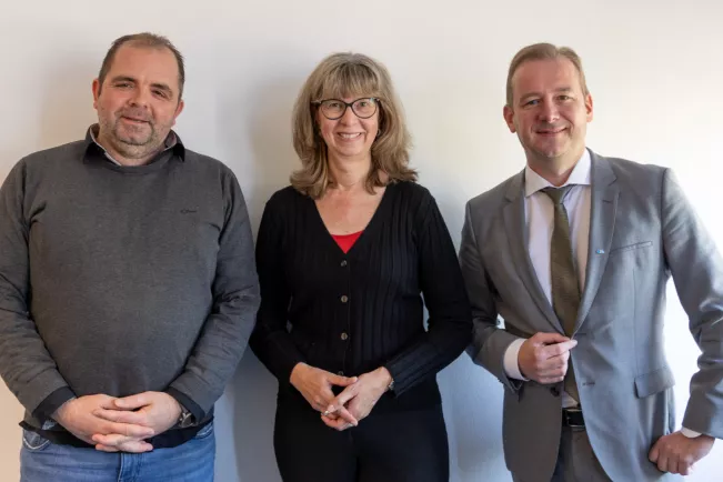 20240613 Kanzlerin Angela Fischer mit Dekan Sascha Alda (re) und Prodekan Matthias Bertram (li)