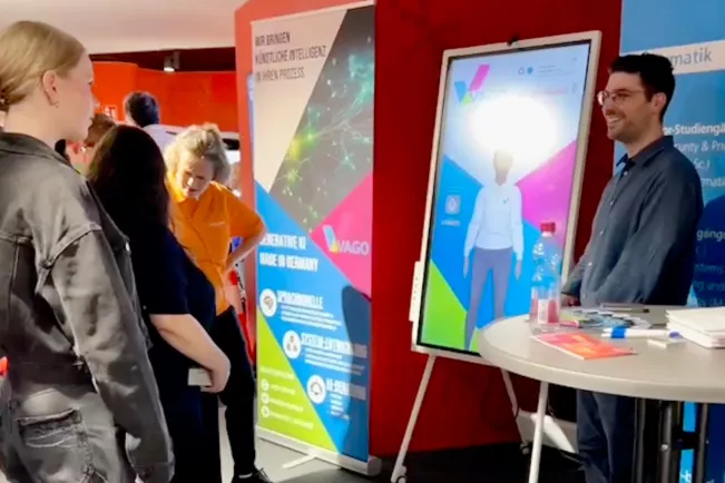 Dr. Alexander Marquardt (IVC) präsentiert den mit Vago Solutions gemeinsam entwickelten KI Avatar mit eigenem deutschen Sprachmodell