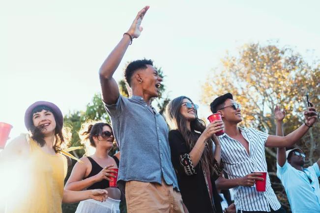 SIKUL_junge Leute_Party_COLOURBOX61292985