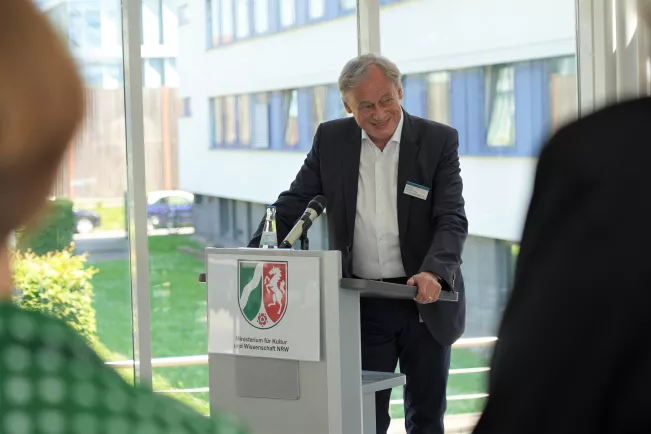 Ihne bei Posterausstellung der NAW.NRW im Ministerium für Kultur und Wissenschaft des Landes NRW. Foto: MKW