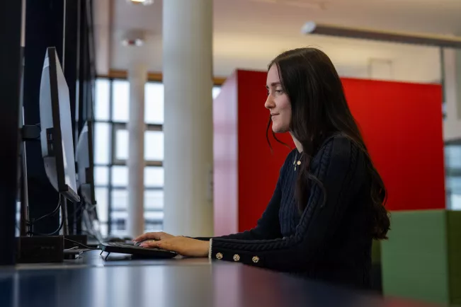 Studentin arbeitet am PC