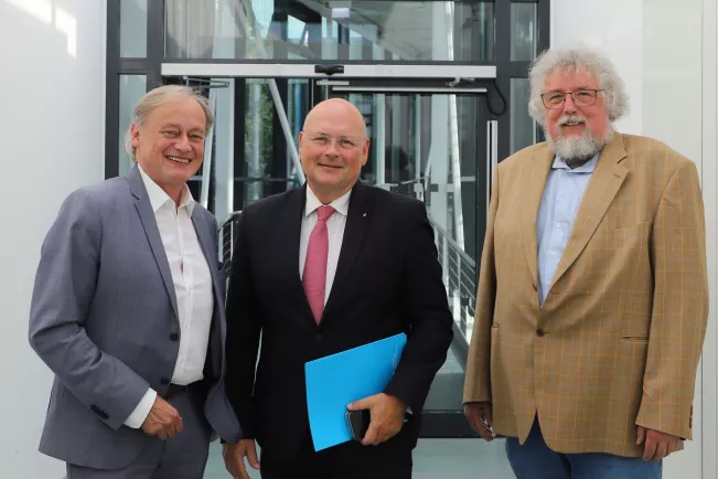 Schoenbohm Honorarprofessor mit Ihne Jung 20240722 Foto Juri Kuestenmacher