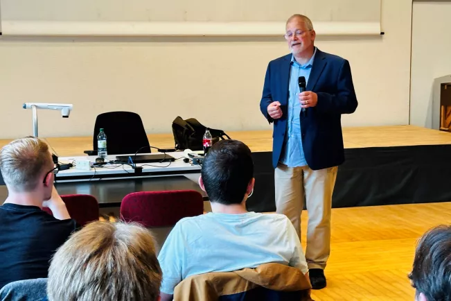 US-Professor in Vorlesung des Studiengangs Nachhaltige Sozialpolitik 1