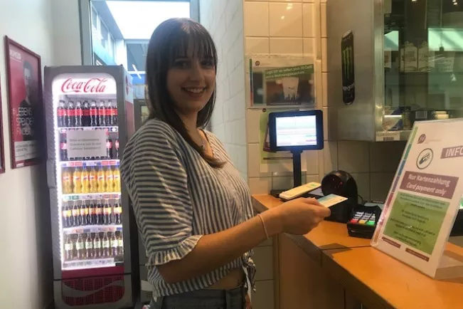 Mensa Cafeteria Bezahlen mit Karte