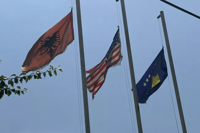 Flaggen der Länder Albanien, USA, Kosovo