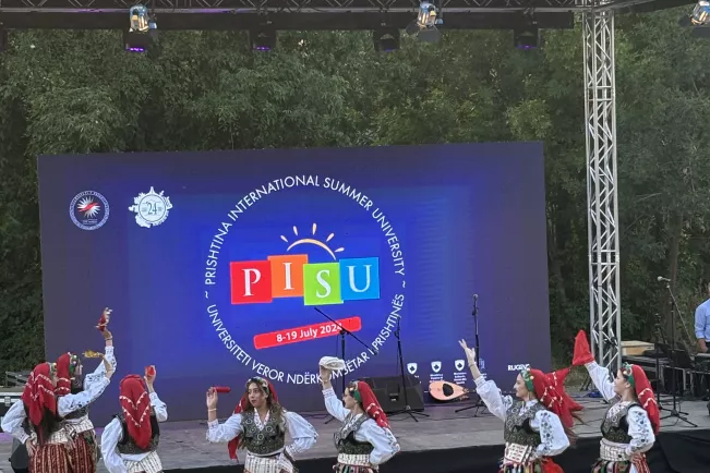 Traditionelle Tanzvorstellung bei der Prishtina International Summer University 2024