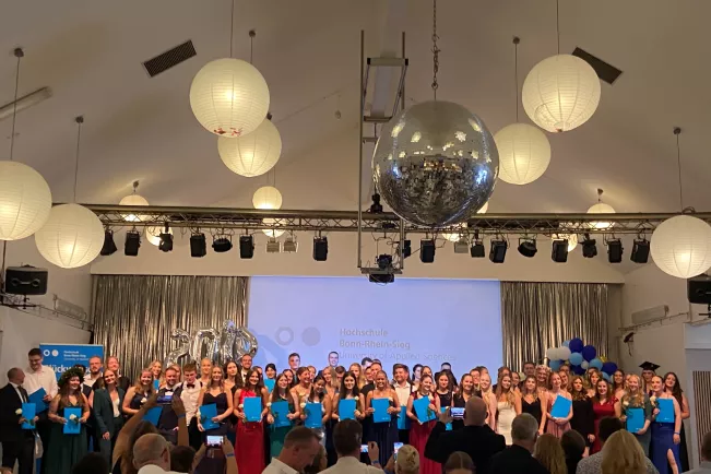 Gruppenfoto Absolventinnen und Absolventen Jahrgang 2022