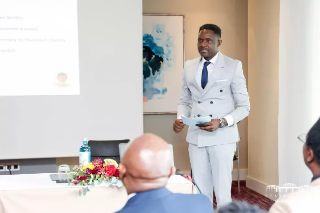 Doktorand Allex Semba trifft malawischen Präsident in Berlin