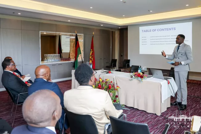 Doktorand Allex Semba trifft malawischen Präsident in Berlin