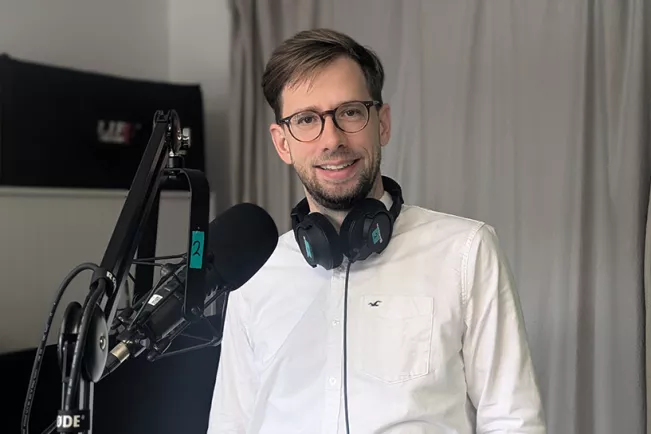Antonio vor dem Mikro