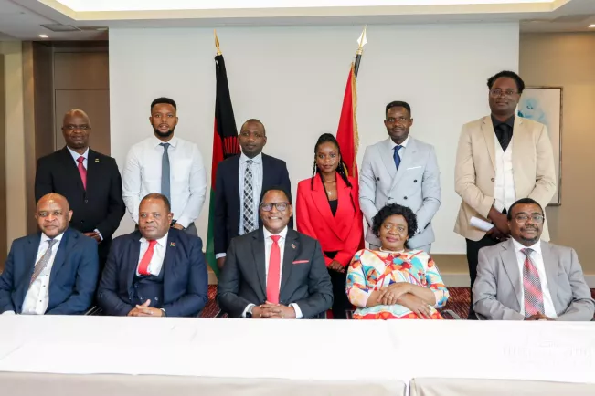Doktorand Allex Semba trifft malawischen Präsident in Berlin