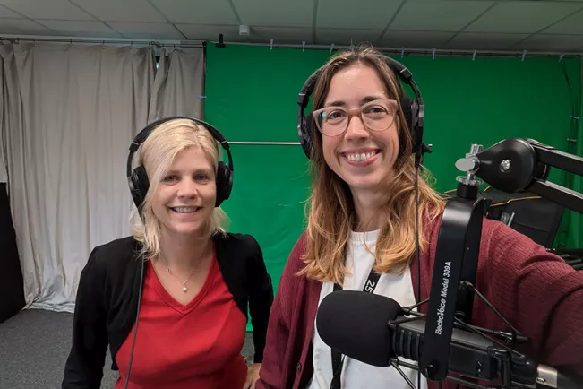 Lena und Katrin bei Podcastaufnahme