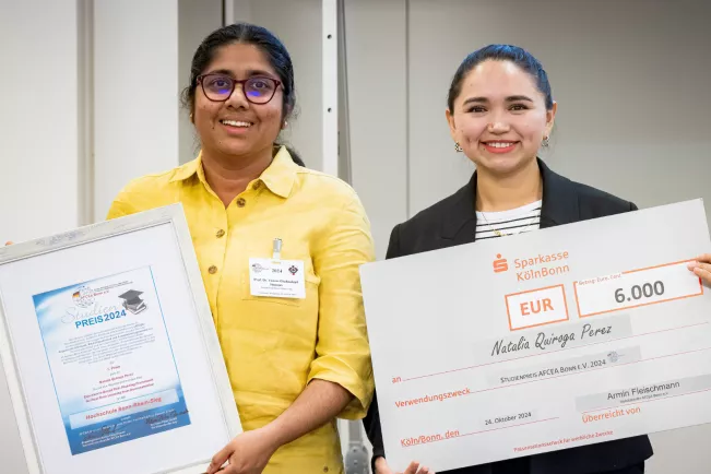 20241024-Natalia Quiroga Perez (H-BRS) freut sich mit Prof. Dr. Teena Hassan (H-BRS, links im Bild) über die Auszeichnung mit Platz 1 auf der AFCEA e.V. Bonn - Preisverleigung