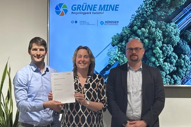 Christian Hündgen, Geschäftsführer des Unternehmens Hündgen Entsorgung, Professorin Michaela Wirtz, Vizepräsidentin Transfer, Innovation und Nachhaltigkeit und Simon Roth, Leiter des Zentrums für Wissenschafts- und Technologietransfer. Foto: Marc Schönn