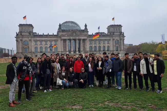 Internationale Studierende vor dem Reichstag_Foto Stephanie Cramer
