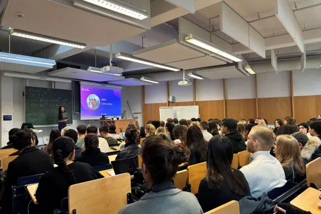 SPZ_Info_AIESEC_Studierende stellt Organisation vor