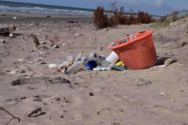 COLOURBOX13788593_Plastikmüll 01