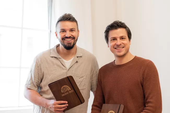 Paul und Marcus mit Buechern Dreamytales 2023 Foto DreamyTales