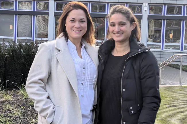 Anne Welzel und Usha Sing vor der Hochschule