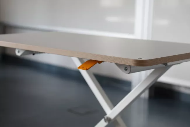 Höhenverstellbarer Tisch für mehr Barrierefreiheit