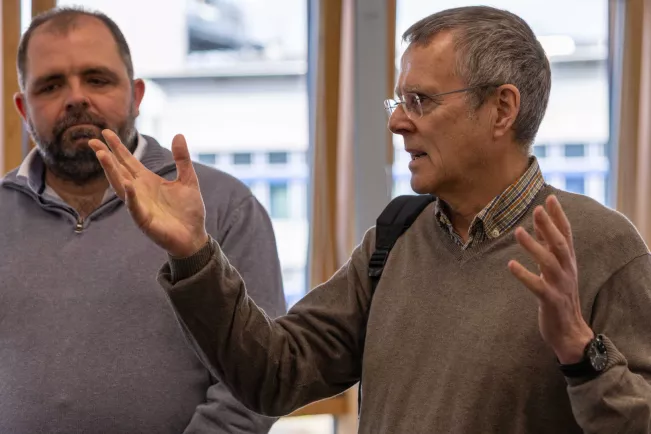 Dr. Martin Leischner (Prof. im Ruhestand) bei der Verabschiedung von Prof. Dr. Kerstin Uhde, im Hintergrund Prodekan Prof. Matthias Bertram
