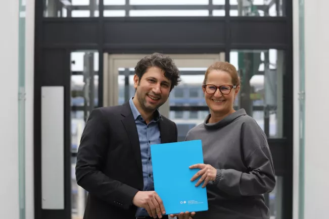 Ernennung Urkunde Prof Javad Ghofrani 20250213 Foto Juri Kuestenmacher 5