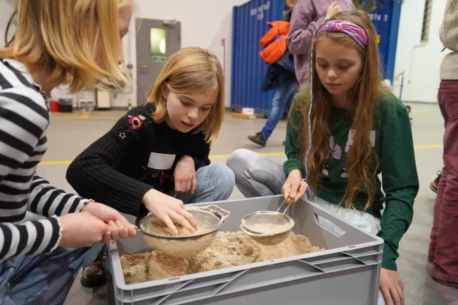 Kinderuni Plastik im Meer Steinhaus Rhb 20250130 Foto JR Lo Giudice Rodas 31.jpg