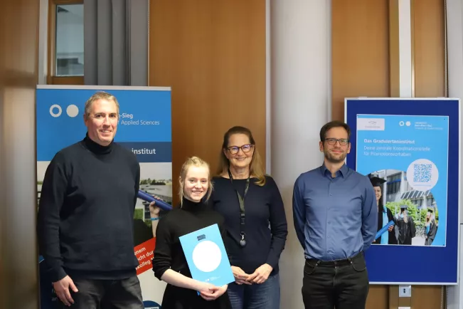 Promotionsstipendiatin Alexandra Mielke mit Betreuern Robert Lange und Sebastian Houben und Präsidentin Marion Halfmann(Foto Juri Küstenmacher)