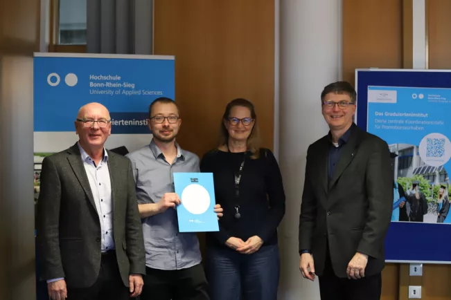 Promotionsstipendiat Axel Kraetzschmer mit Betreuer Steffen Witzleben, Präsidentin Marion Halfmann und GI-Direktor Rainer Herpers (Foto: Juri Küstenmacher)