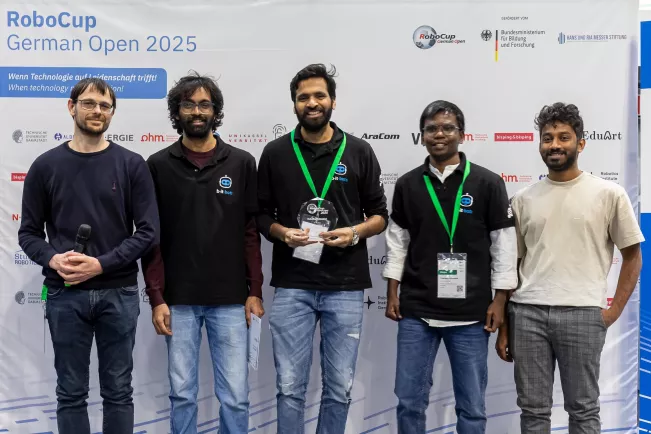 12.-16.03.2025 RoboCup German Open 2025 - Team b-it-bots@work bei der Siegerehrung v.re. Akhilan Ashokan, Chaitanya Gumudala,Anudeep Sai Sajja, Gokul Krishna Gandhi Chenchani  : Foto: Robocup Germany, Frank Erpinar