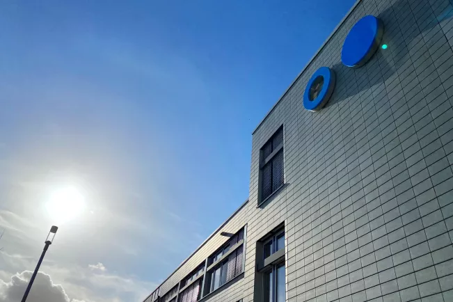 Sonne über dem Campus STA mit Logo